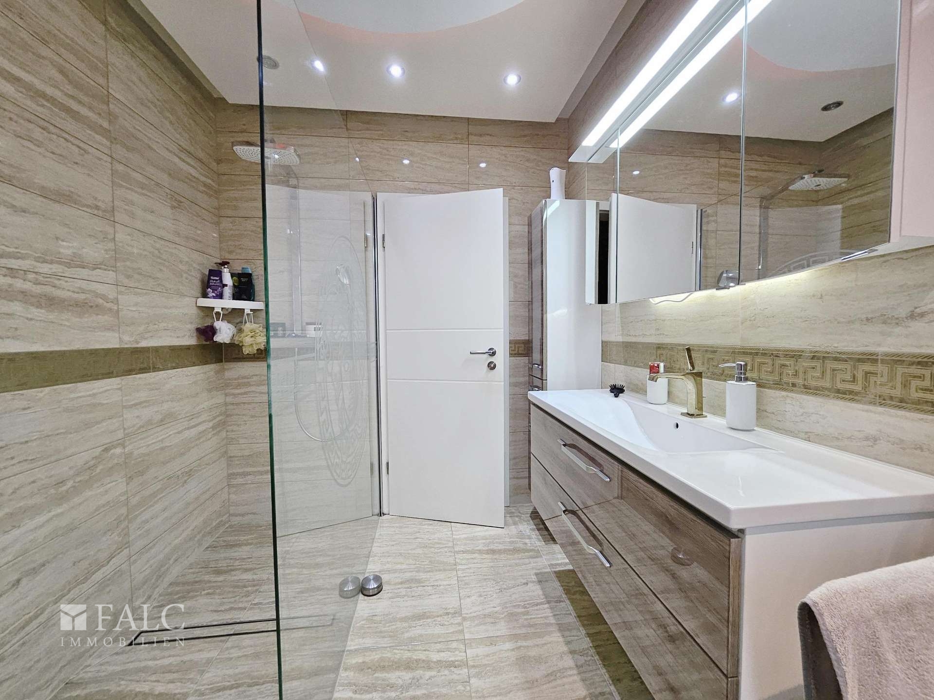 Traumhafte Villa mit Indoor-Pool und großzügigem Grundstück in zentraler Lage von Borken – Borken – Vorschaubild 8