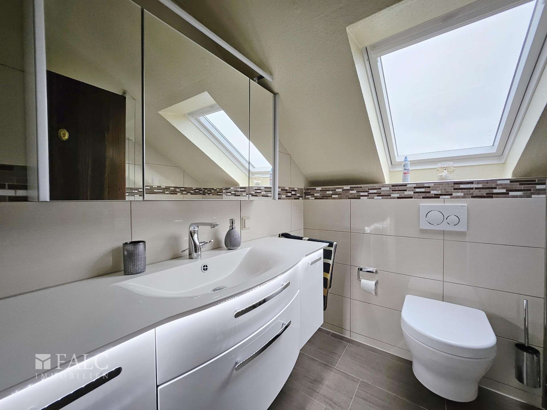Traumhafte Villa mit Indoor-Pool und großzügigem Grundstück in zentraler Lage von Borken – Borken – Vorschaubild 15