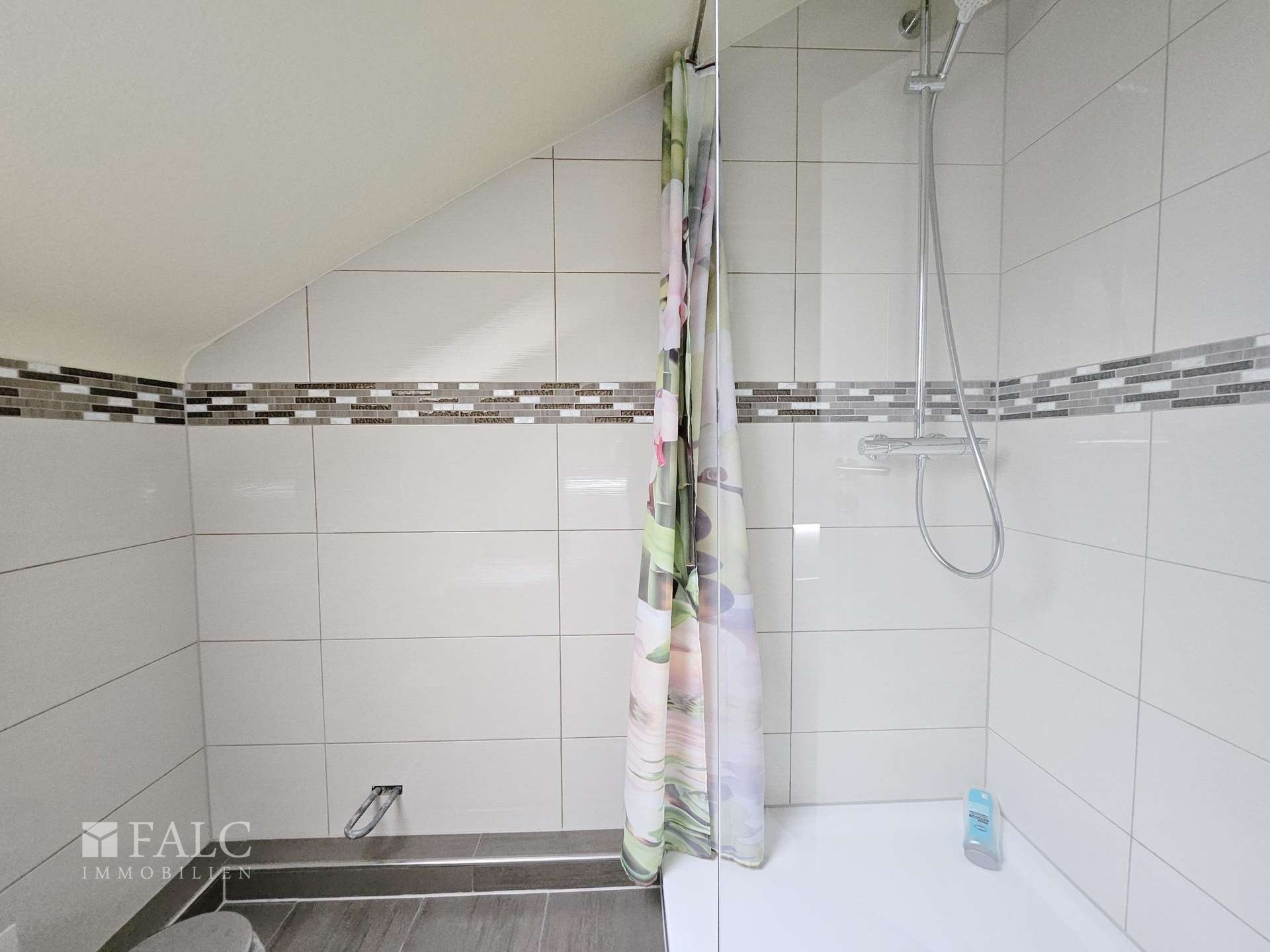 Traumhafte Villa mit Indoor-Pool und großzügigem Grundstück in zentraler Lage von Borken – Borken – Vorschaubild 16