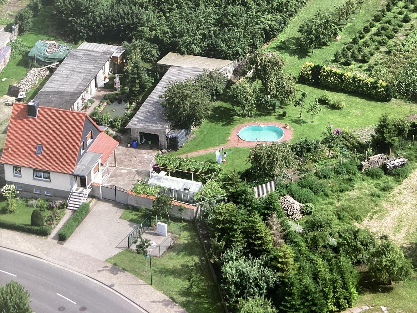 Dieses Einfamilienhaus ist in Massivbauweise mit viel Nebengebäude – Diesdorf – Vorschaubild 2