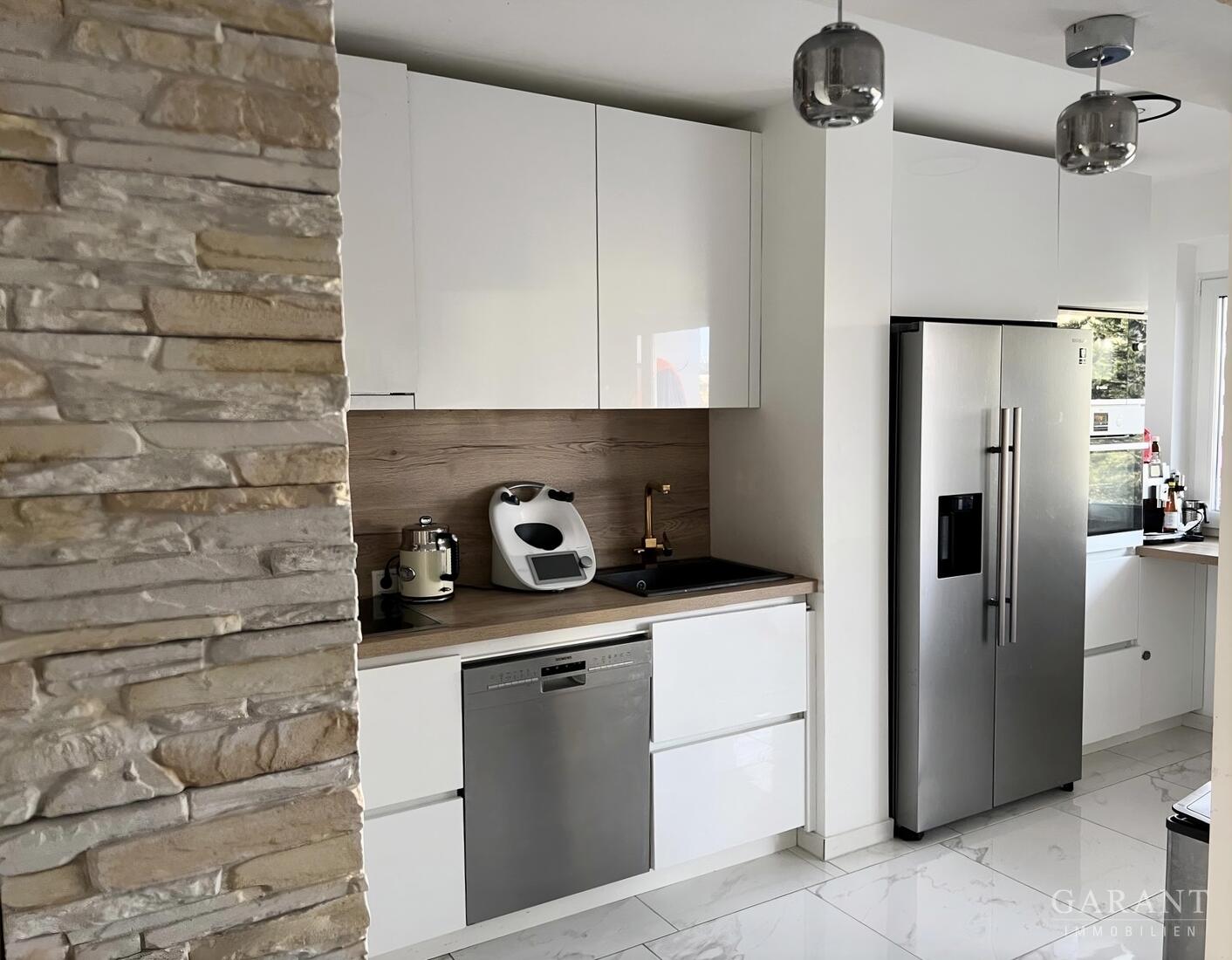 Stilvolle 2 Zimmer-Wohnung mit Balkon, TG-Stellplatz und Schwimmbad in Top-Lage - München Perlach