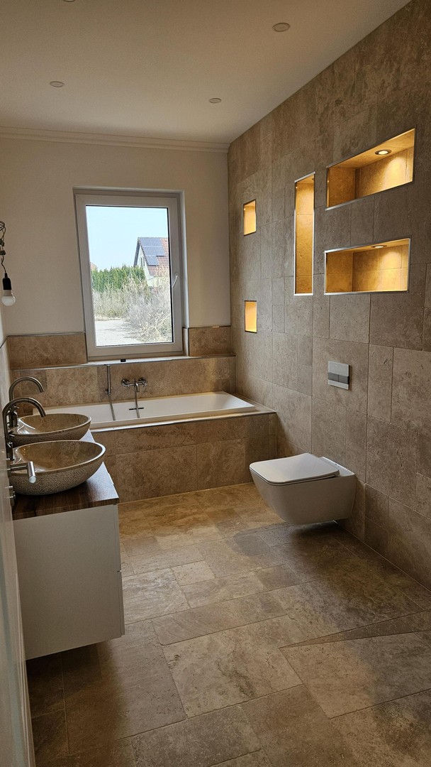 Hochwertiger Neubau-Bungalow, Erstbezug, Badezimmer mit Natursteinfliesen, Einbauküche in Zossen