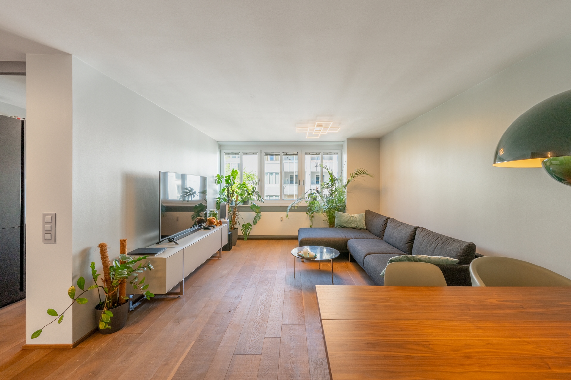 AIGNER - Möblierte 2-Zimmer-Wohnung im modernen Stil mit hochwertiger Ausstattung und Stellplatz