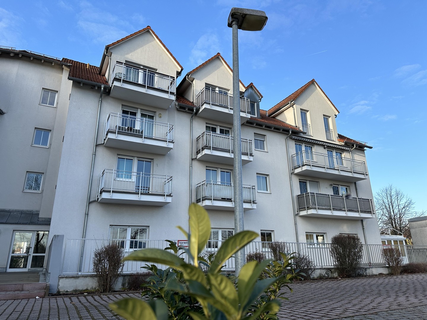 Frisch sanierte 2-Zimmerwohnung mit Balkon, Einbauküche und Tiefgaragenstellplatz
