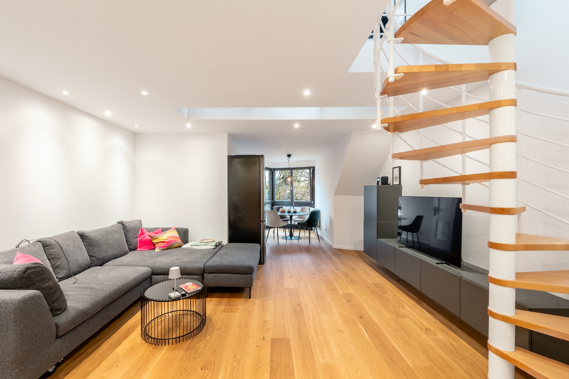 AIGNER - Modernes Wohnen auf zwei Ebenen: Charmante Dachgeschossmaisonette mit Charakter