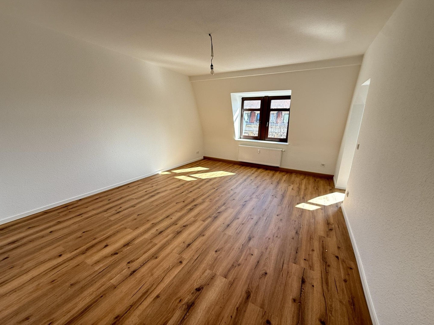 Lichtdurchflutete 3-Zimmer-Mansardwohnung im denkmalgeschützten Altbau – frisch saniert mit 69 m²