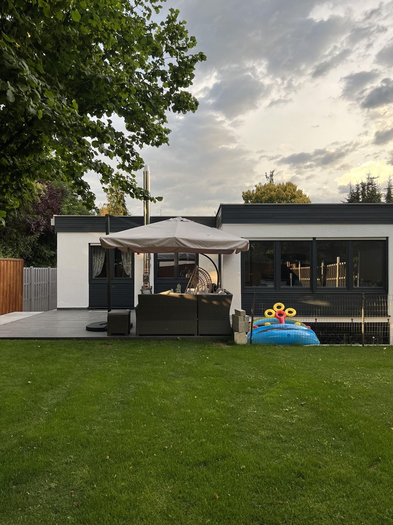 Lichtdurchfluteter Reihenbungalow mit Garten und Sauna in ruhiger Lage – Puchheim – Bild 1 von 25