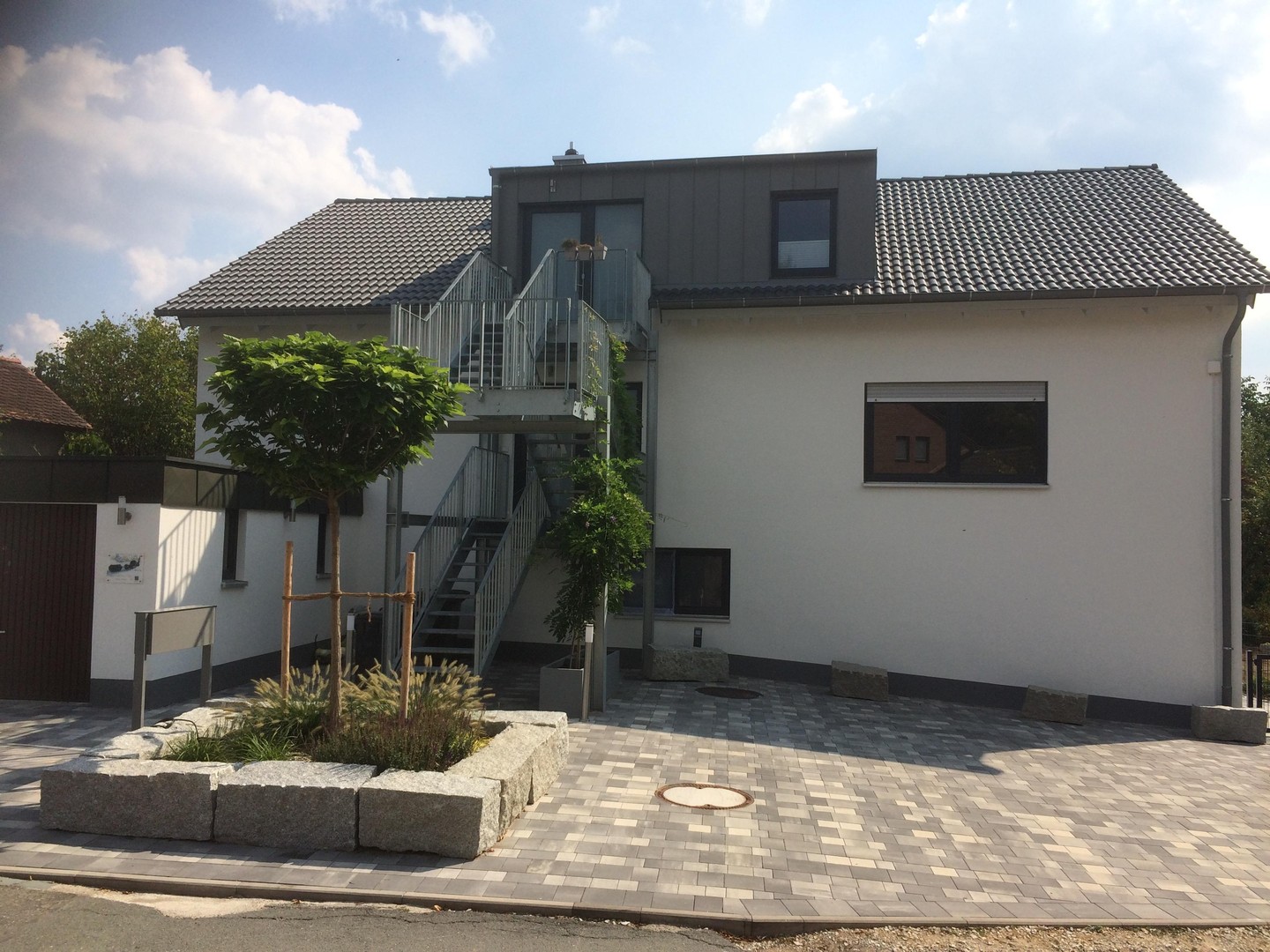 Großzügige 5 Zimmer Wohnung mit Terrasse und Garten