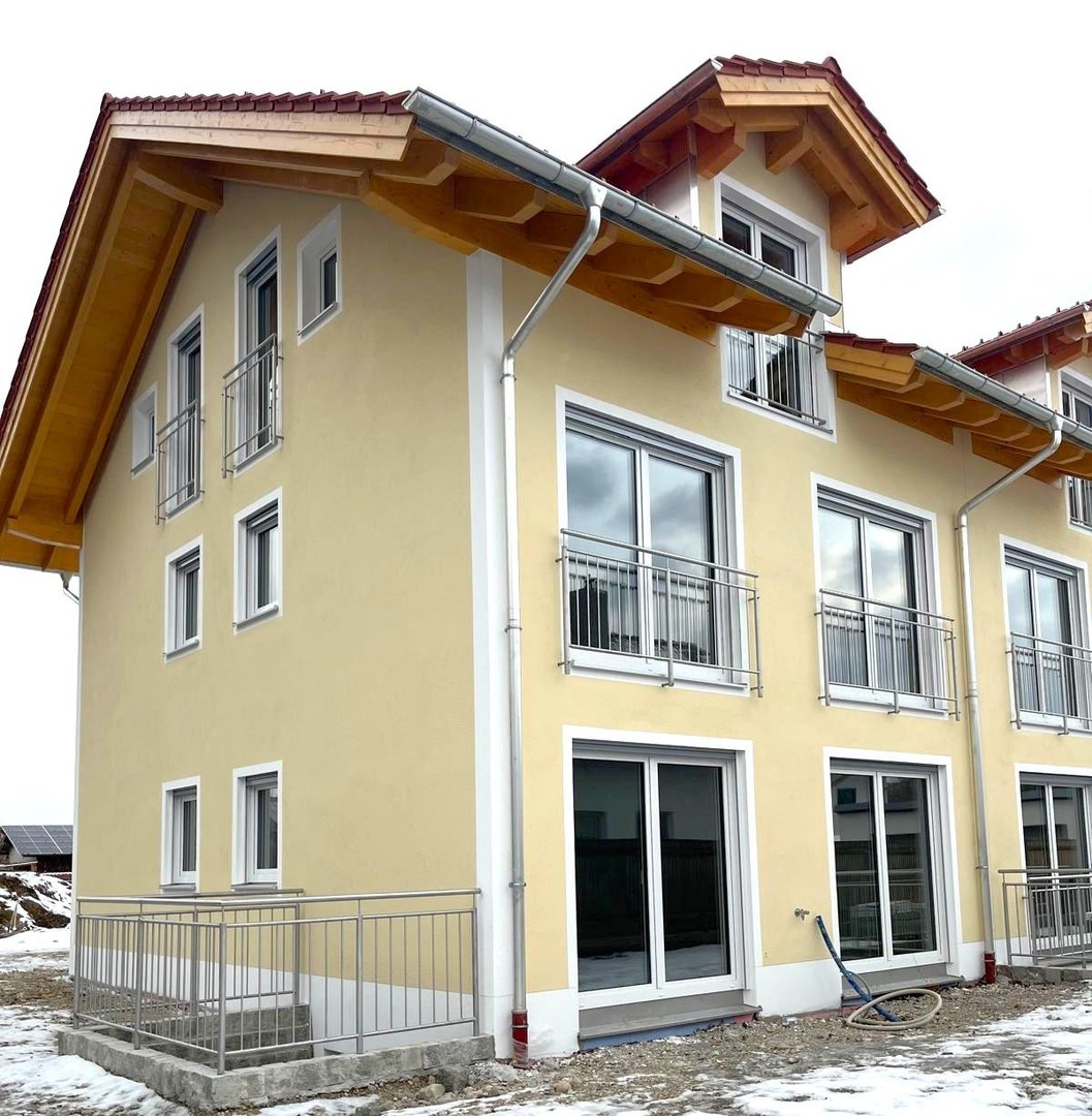 Neubau-Erstbezug, moderne Doppelhaushälfte mit 7 Zimmer