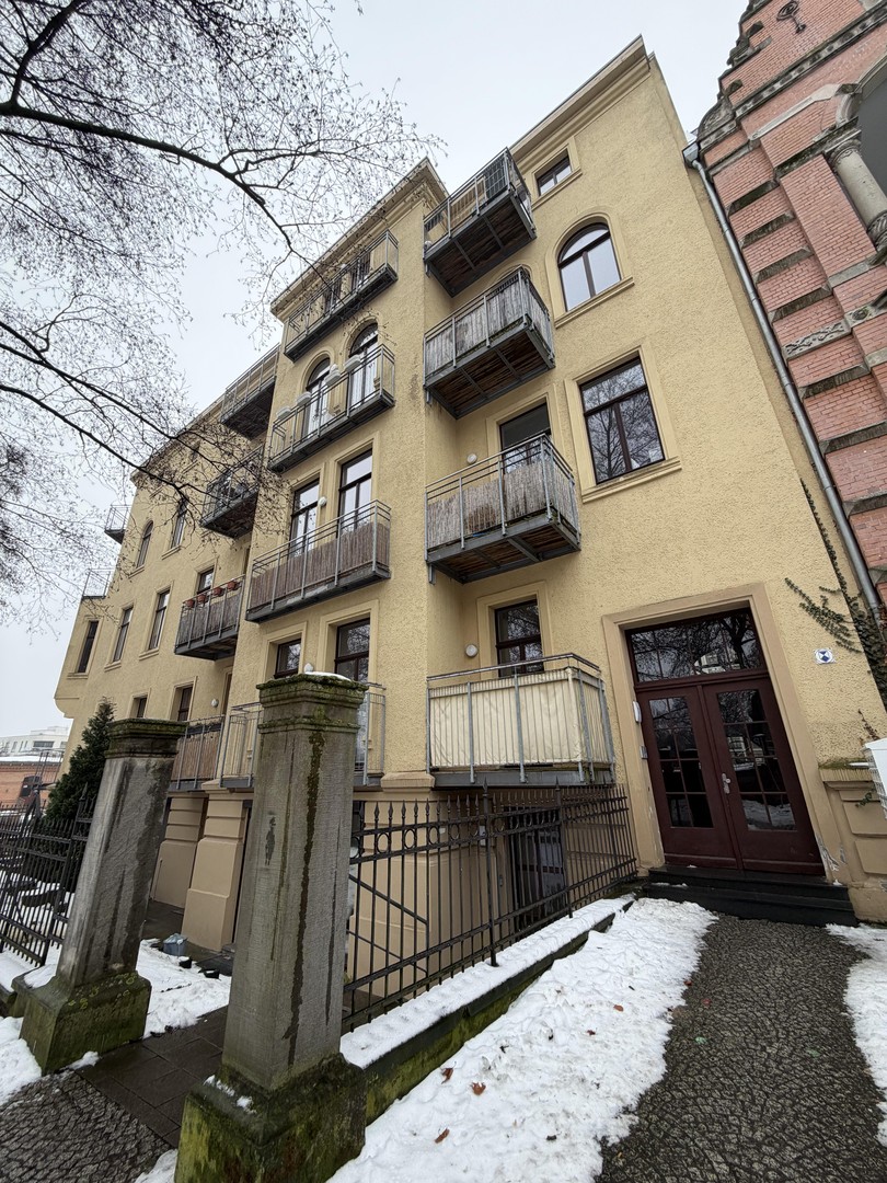 Gründerzeitbau: 3-Zimmer-Wohnung im 1. OG mit Balkon(en) mitten in der Altstadt