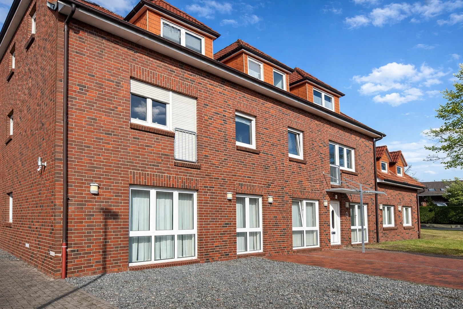 Schöne 3-Zimmer Wohnung mit großer Dachterrasse zentral in Jever