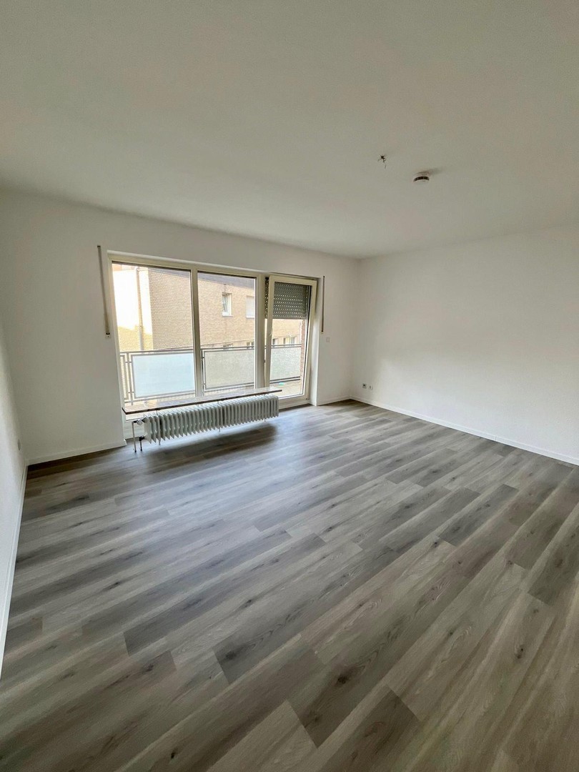 Von privat - schöne 3-Zi.-Wohnung, Paderborn Schloß Neuhaus, ruhige Lage m. Balkon 1. Obergeschoß