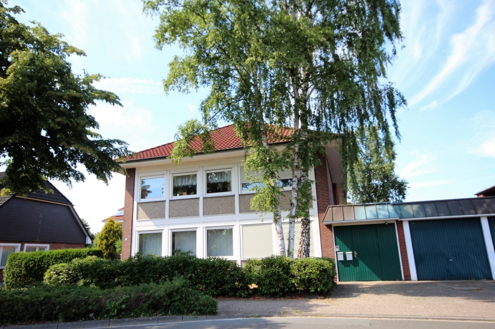 Erstbezug nach Sanierung: Oberwohnung mit Süd- Balkon und Gartennutzung