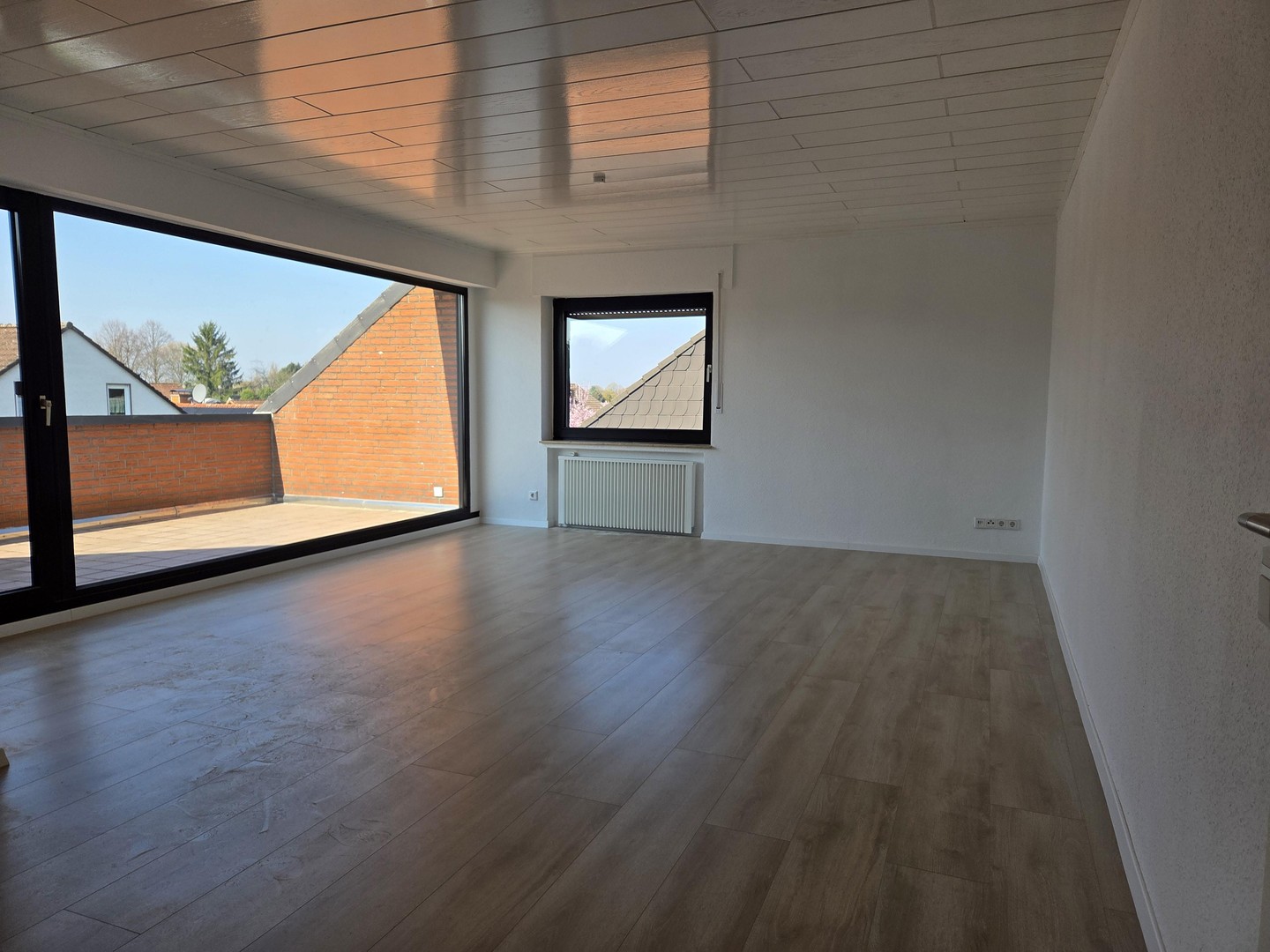 Lichtdurchflutetes Wohnglück: Renovierte 2-Zimmer-DG-Wohnung mit großem Balkon