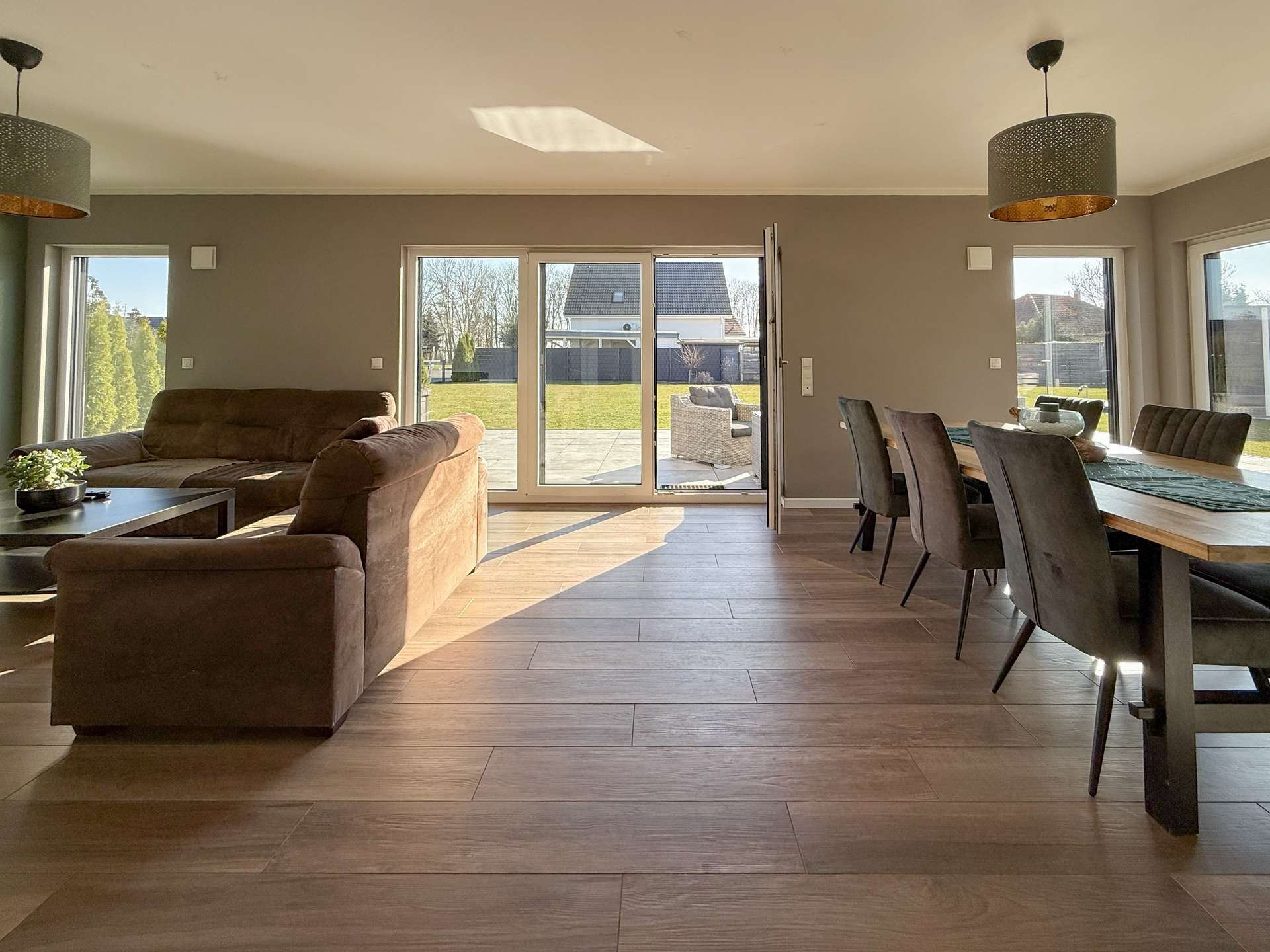 2018 gebaut | Massivhaus | ca. 1000 m² Grundstück | Kamin | Fußbodenheizung | u.v.m. – Schönwölkau – Vorschaubild 3