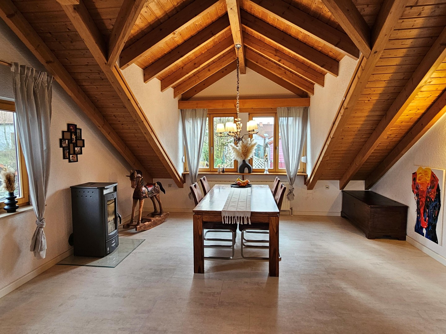 Helle Traum-Maisonette 3,5 Zi. – 4 versetzte Ebenen, Kamin, PV-Anlage & Weitblick!