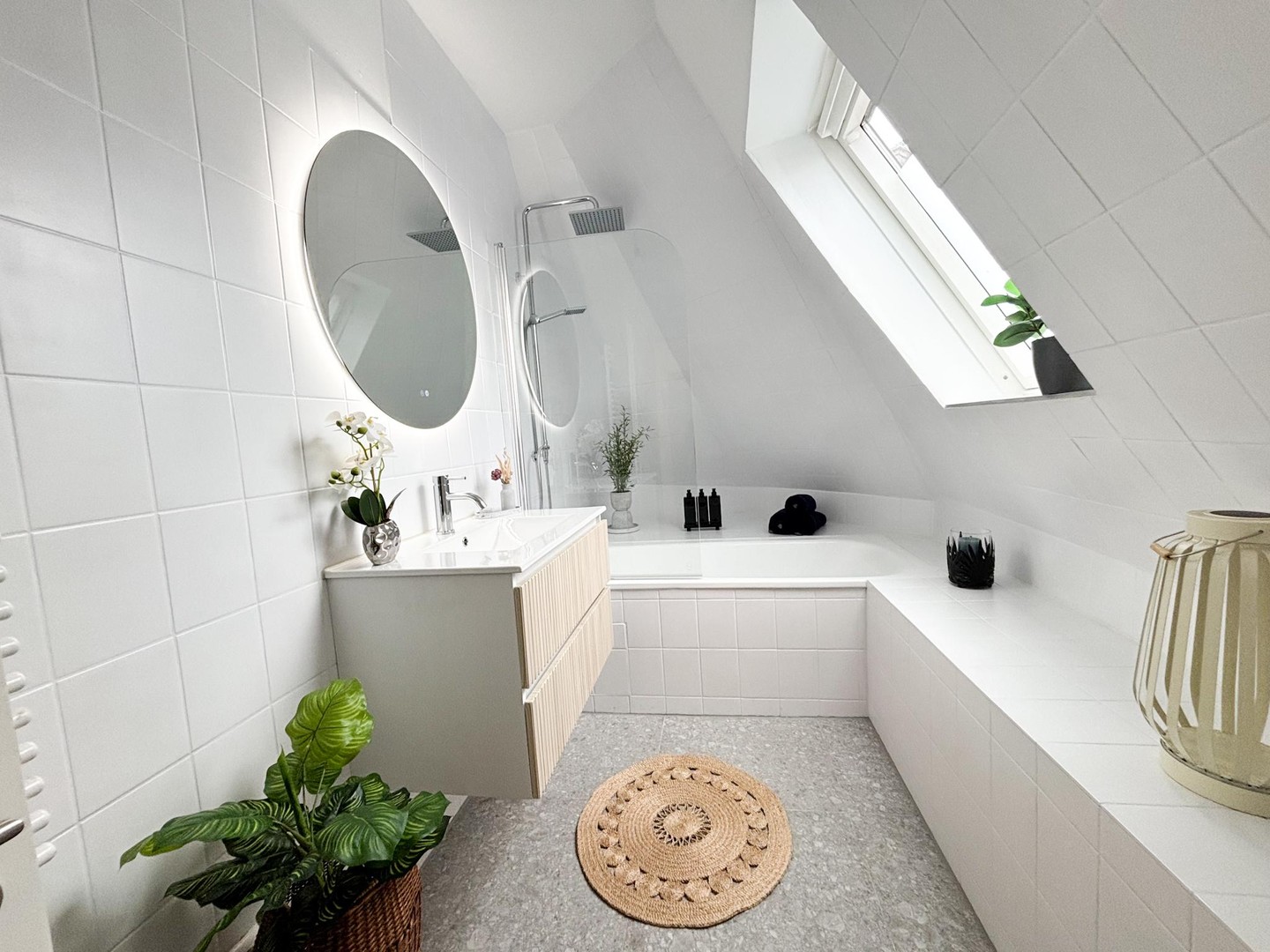 Renovierte Kapitalanlage mit EBK und Neckarblick. Starke Rendite an der Wilhelma. Bad Cannstatt.