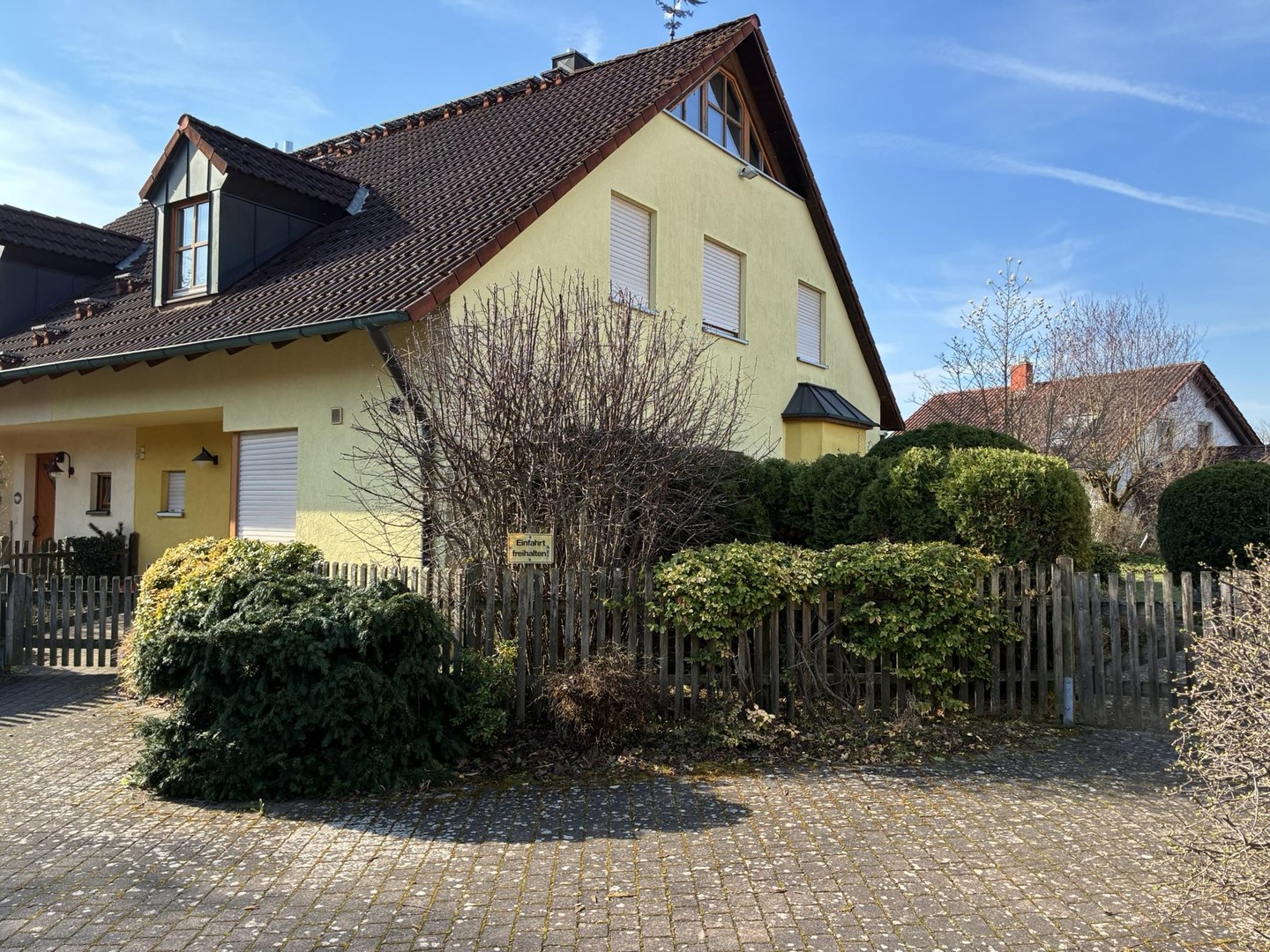 Familienfreundliche Doppelhaushälfte mit Garten, Sauna, Studio und Keller in Stegaurach