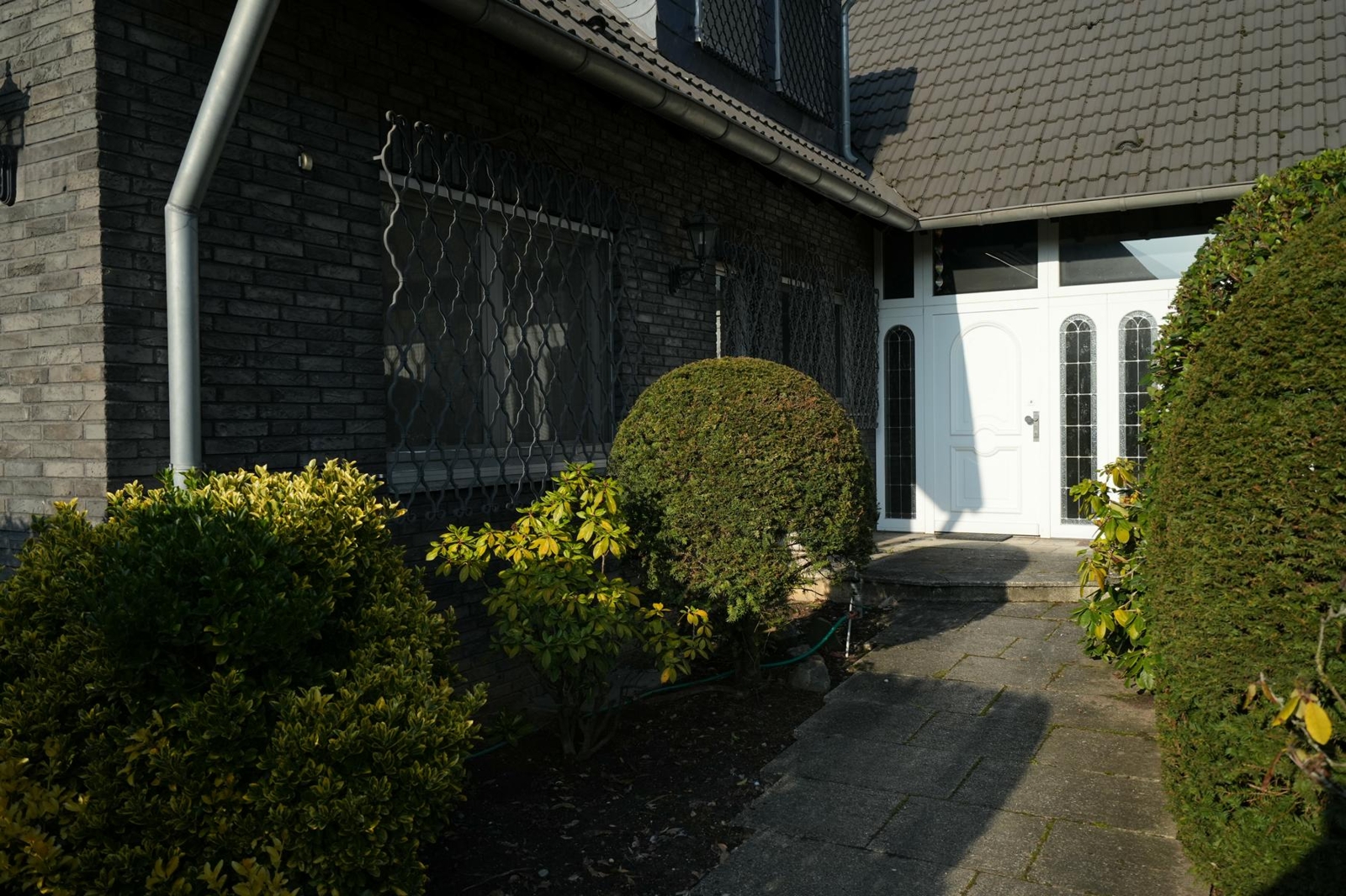 Alt Rahm, großzügiges renovierungsbedürftiges Einfamilienhaus mit Einliegerwohnung u. separatem Büro – Duisburg / Rahm – Vorschaubild 3