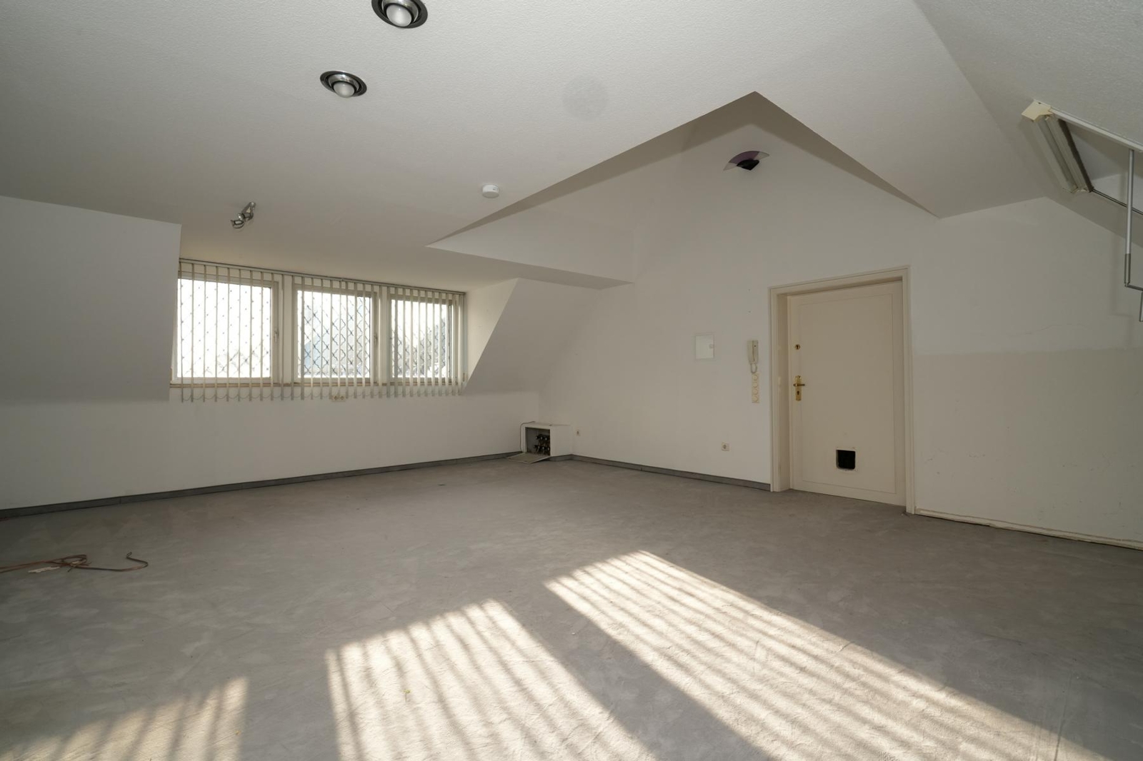 Alt Rahm, großzügiges renovierungsbedürftiges Einfamilienhaus mit Einliegerwohnung u. separatem Büro – Duisburg / Rahm – Vorschaubild 30