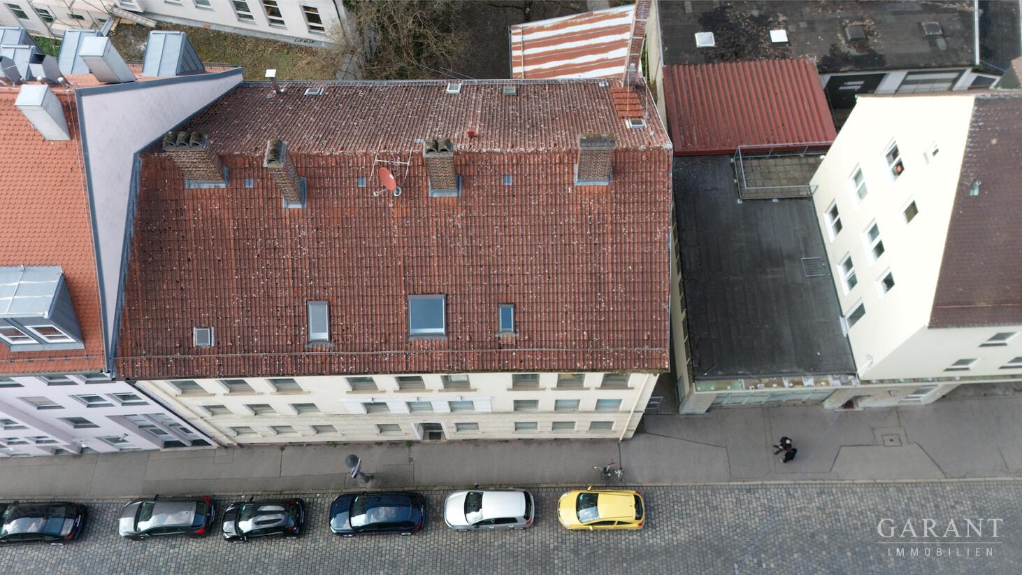 Zentrale Lage in Augsburg, Mehrfamilienhaus im Ensembleschutz mit Entwicklungspotenzial – Augsburg – Vorschaubild 2