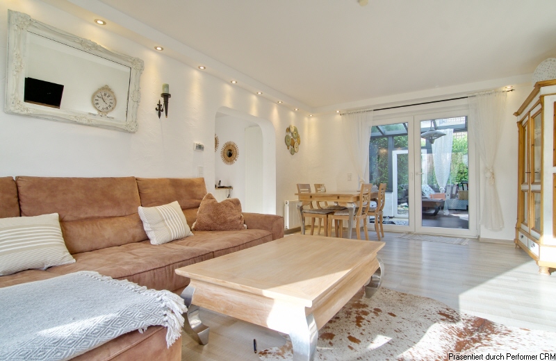 Schönes Einfamilien-Reihenhaus - komplett ausgestattet, mit Wintergarten, Garten und PKW-Stellplatz