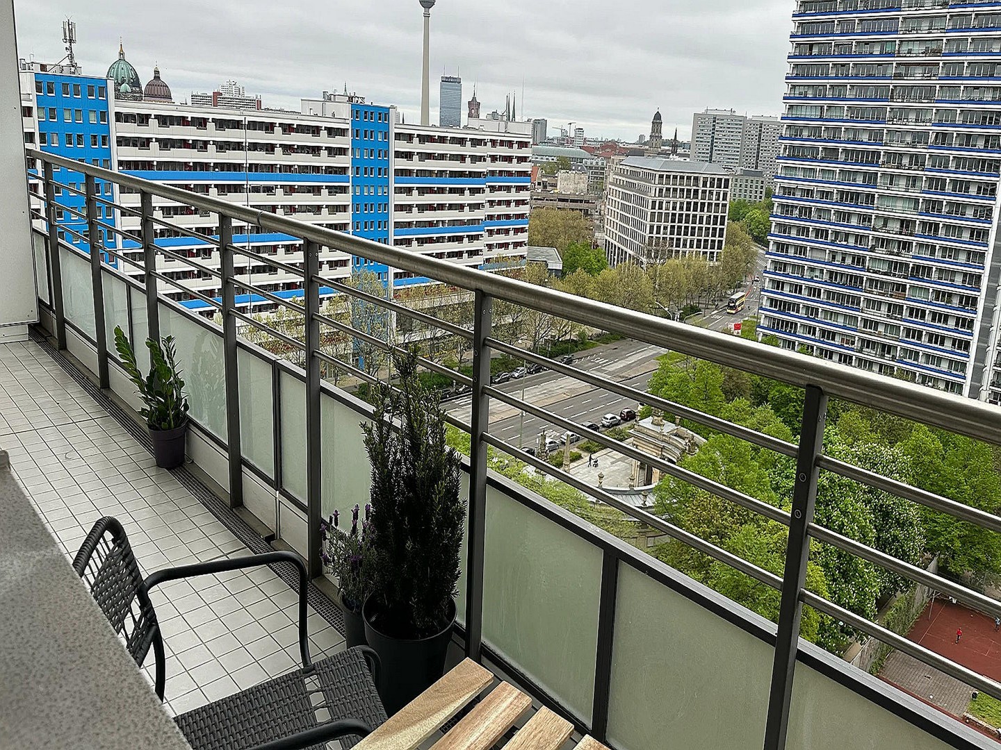 Möblierte 2-Zimmer-Wohnung mit Balkon und Concierge in bester Berliner Innenstadtlage