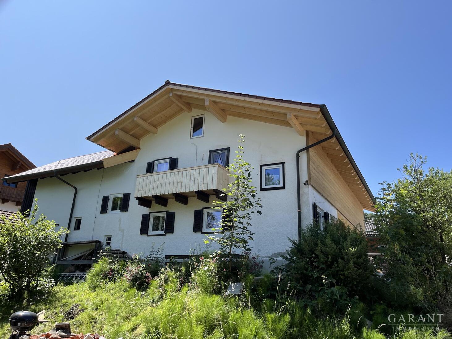 Naturrefugium in Großweil - Doppelhaushälfte mit großem Garten, Fischweiher & Bachlauf – Großweil – Bild 1 von 18