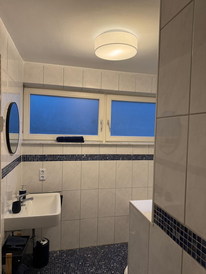 Moderne möblierte 70 qm City‑Wohnung im Herzen von Wiesbaden (mit Balkon) – Wiesbaden – Vorschaubild 9