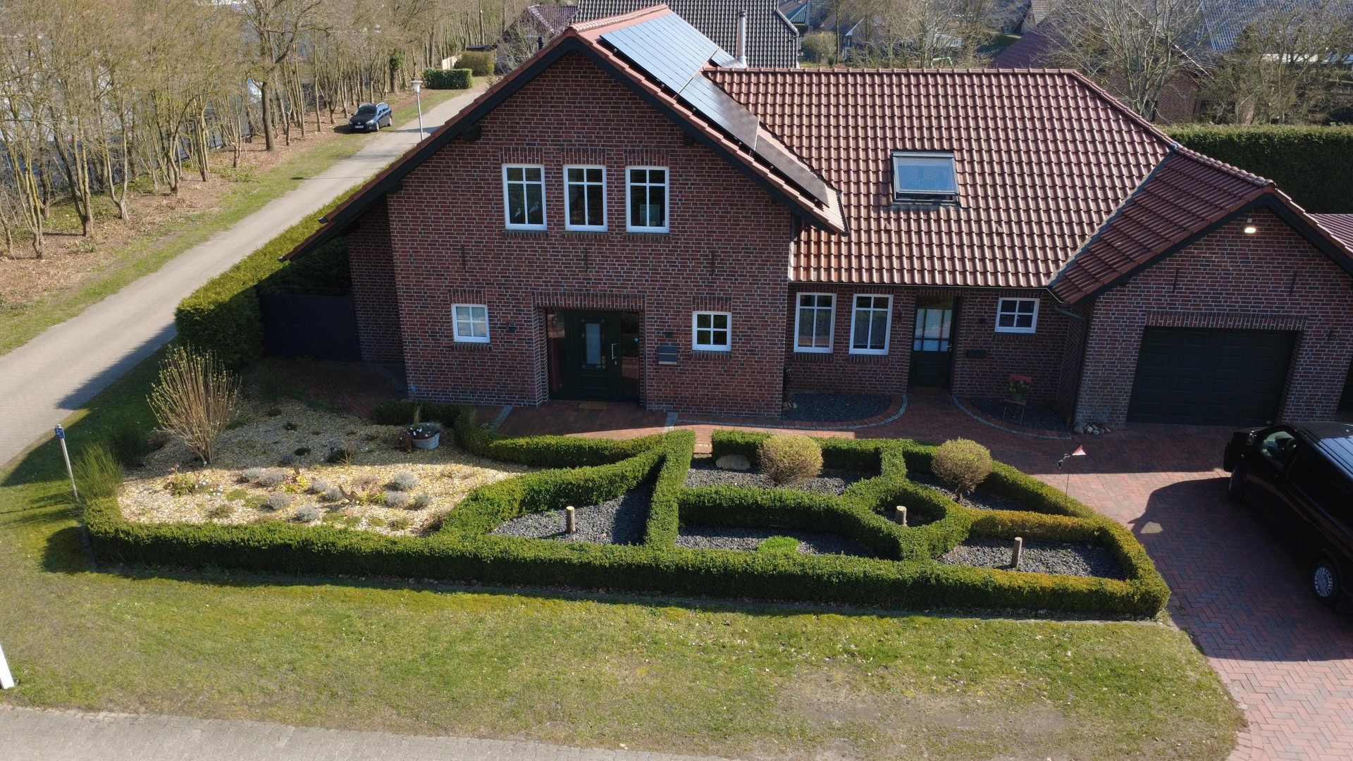 *von Privat* freistehendes EFH mit PV-Anlage, beheiztem Profi-Pool & Außensauna – Dersum – Bild 1 von 34