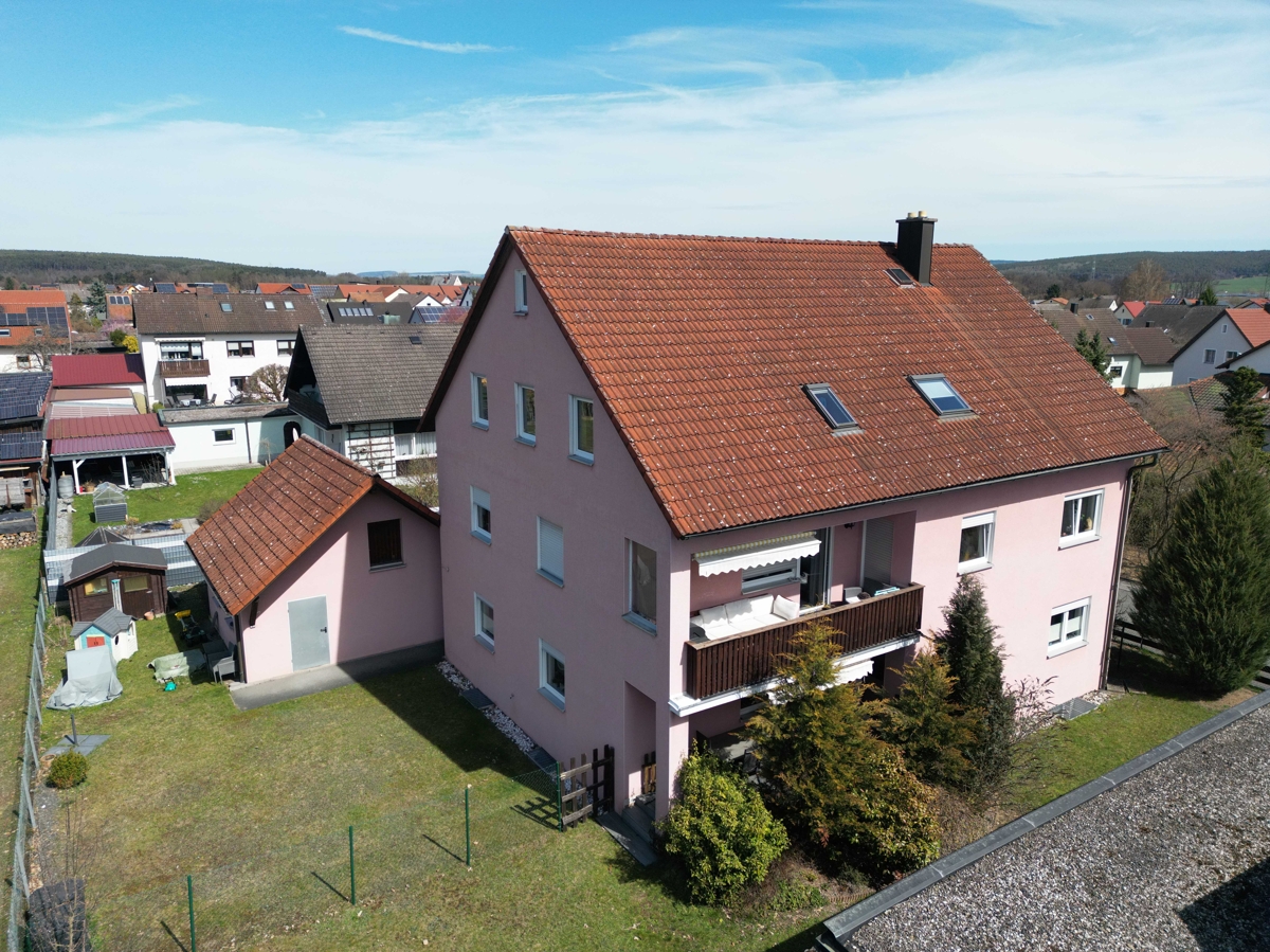 Immobilie in Luhe-Wildenau - 5-Zimmer-Eigentumswohnung mit Südbalkon, Garage & Stellplatz in ruhiger Lage von Oberwildenau - Bild 0