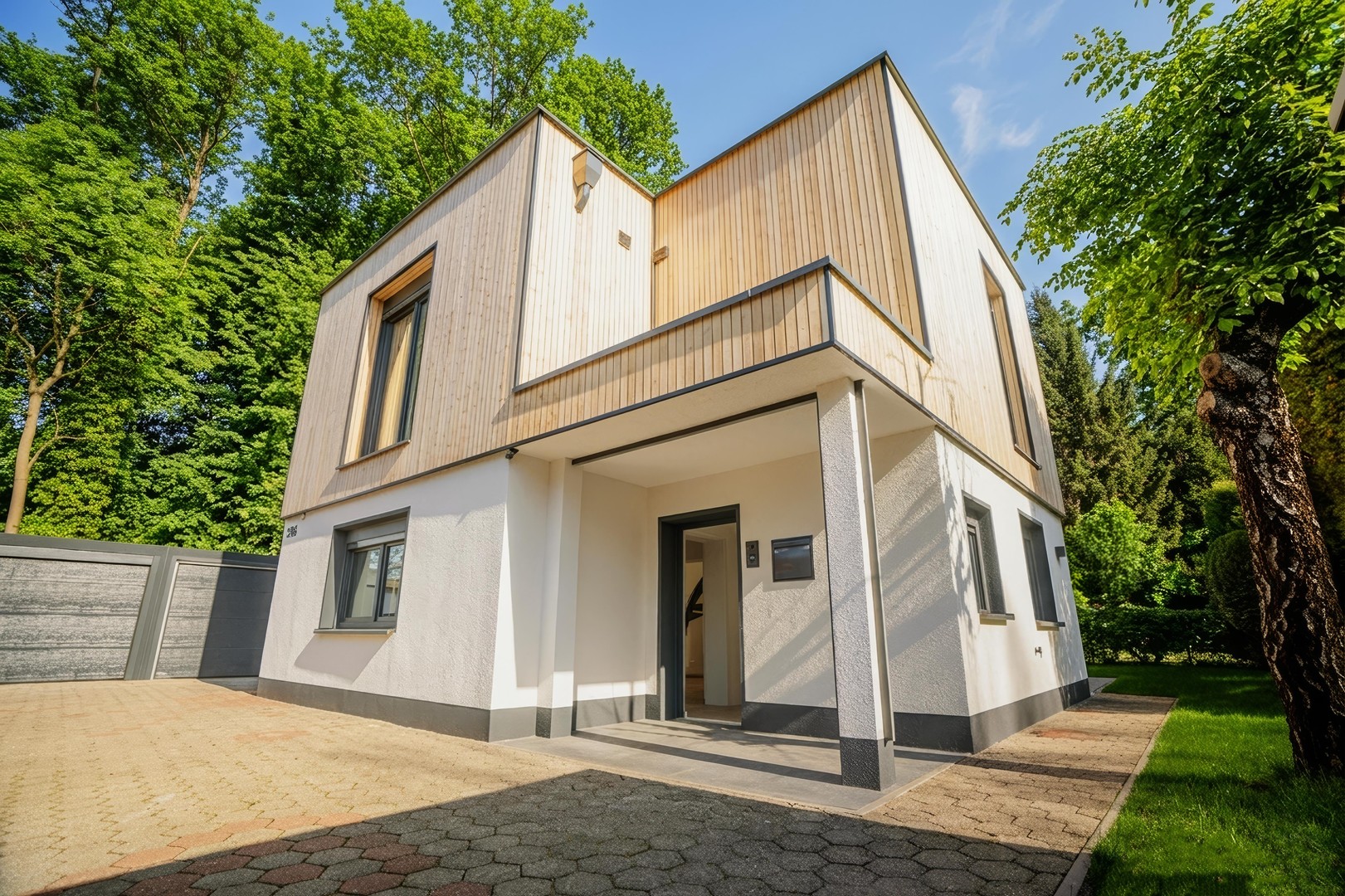 Erstbezug, direkter Waldzugang & Design: freistehendes Haus mit 7 Stellplätzen und Luxus-Ausstattung