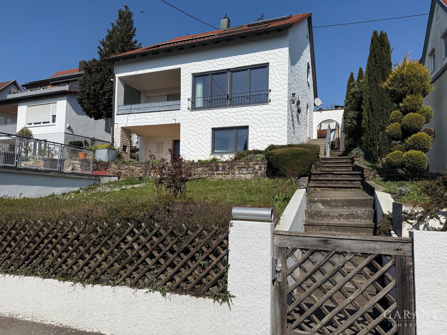 Viel Platz, viele Möglichkeiten: Zweifamilienhaus in begehrter Lage von Scharnhausen! – Ostfildern – Vorschaubild 2