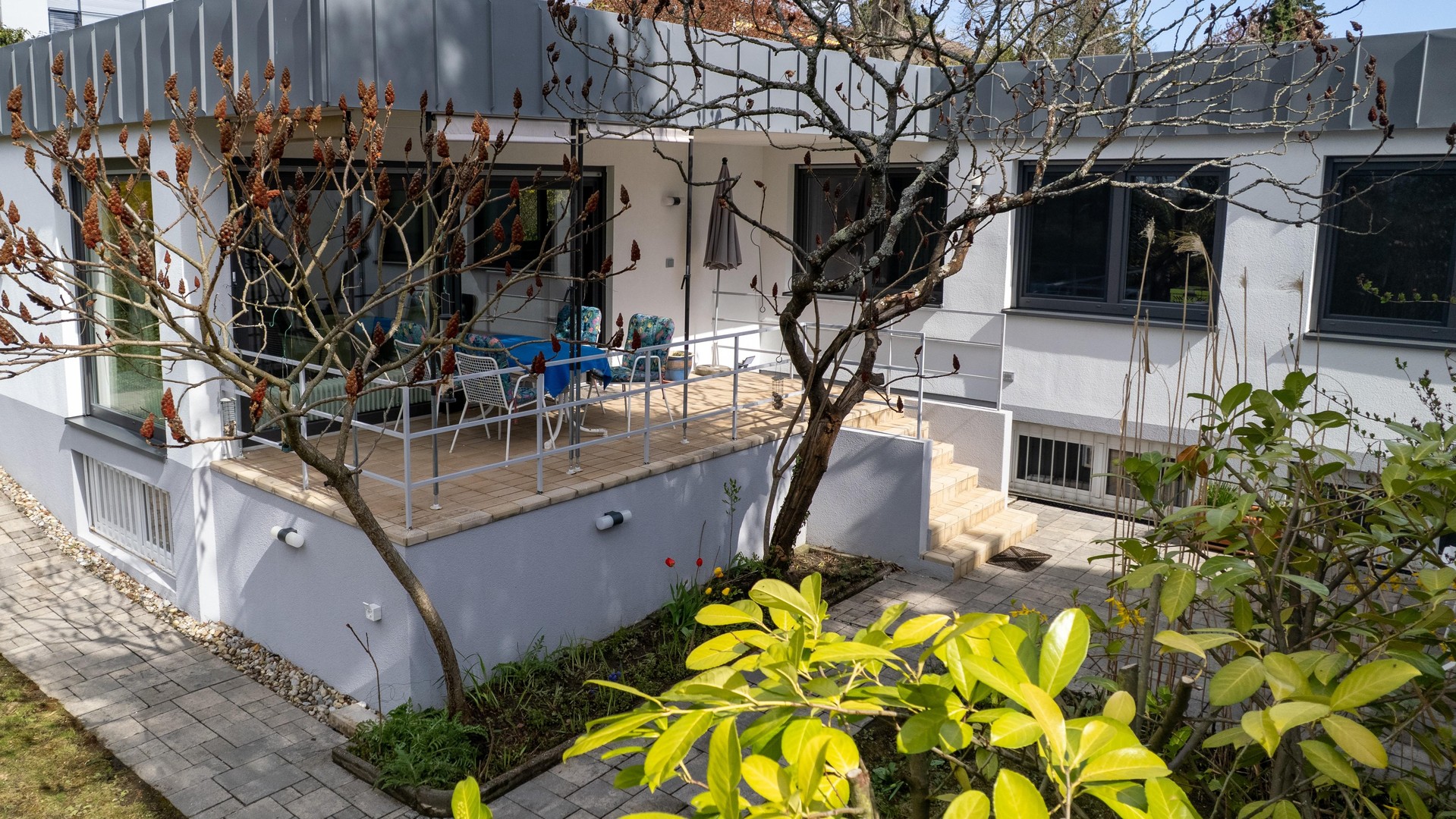 Großzügiger, heller, energetisch sanierter Bungalow in bester Wohnlage von Darmstadt – Darmstadt – Bild 1 von 21