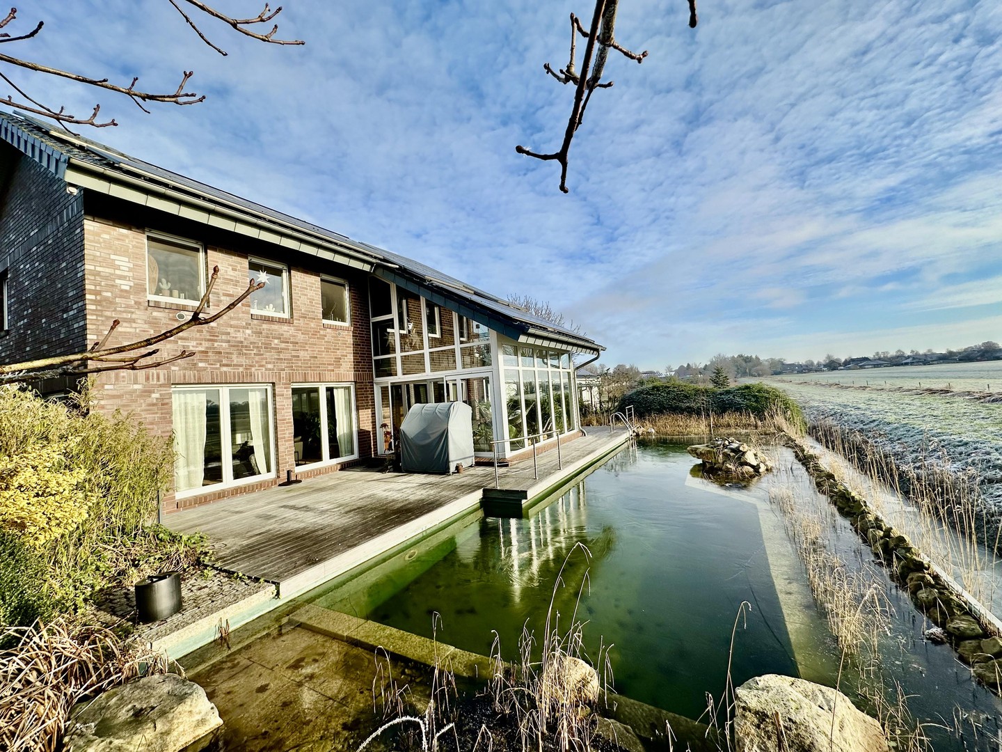 Großzügiges Architektenhaus (317m2) mit Schwimmteich, Feldrandlage u. Wellnessbereich – Oberndorf – Bild 1 von 30