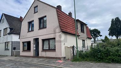 Immobilie in Bremerhaven - ZWEIFAMILIENHAUS MIT STARKEM ENTWICKLUNGSPOTENZIAL - Bild 1
