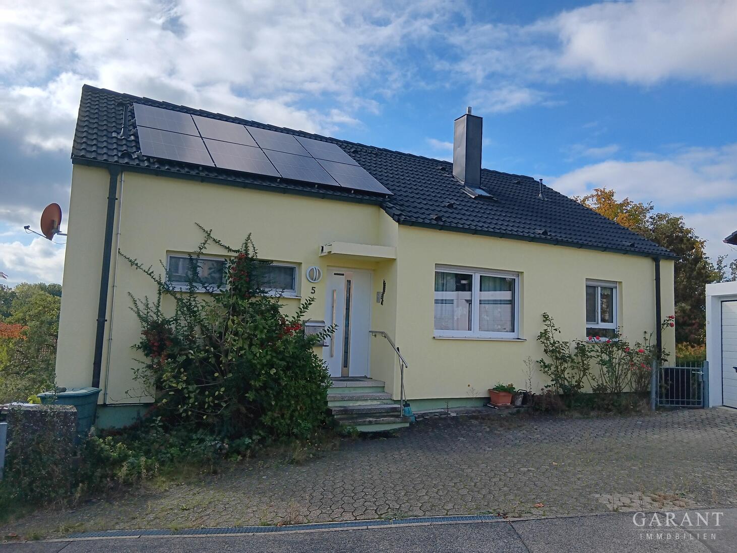 Vielseitiges und nachhaltiges Einfamilienhaus mit Einliegerwohnung, PV-Anlage & Doppelgarage – Memmelsdorf – Bild 1 von 18