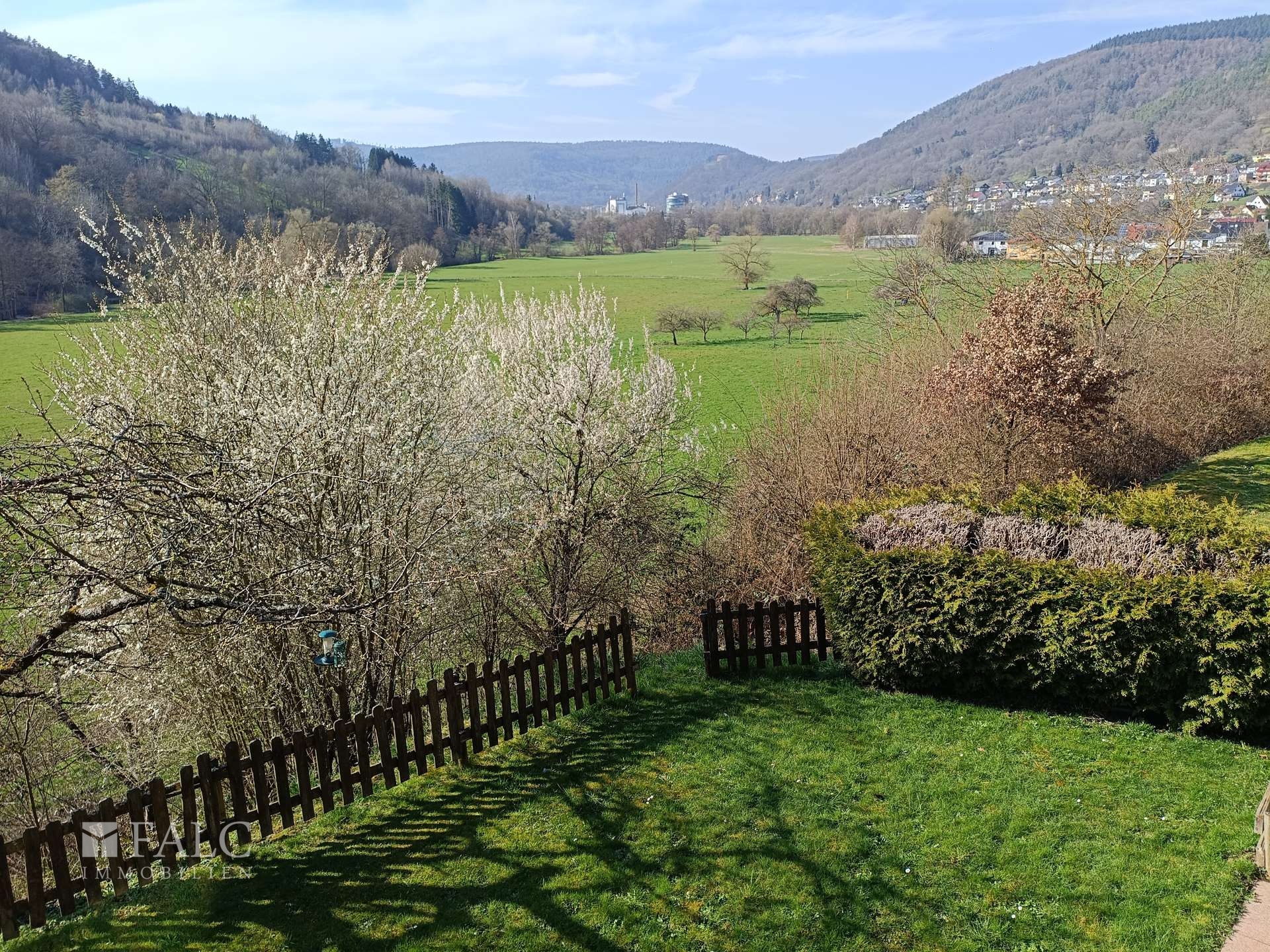 Immobilie in Schneeberg - Repräsentatives Zweifamilienhaus im Landhausstil mit Traumgrundstück - Bild 1