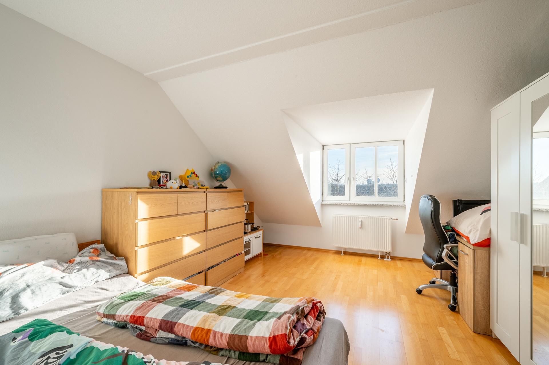 Immobilie in Grasbrunn - AIGNER - Lichtdurchflutete 3-Zimmer-Dachgeschosswohnung mit Südbalkon in Neukeferloh - Bild 1