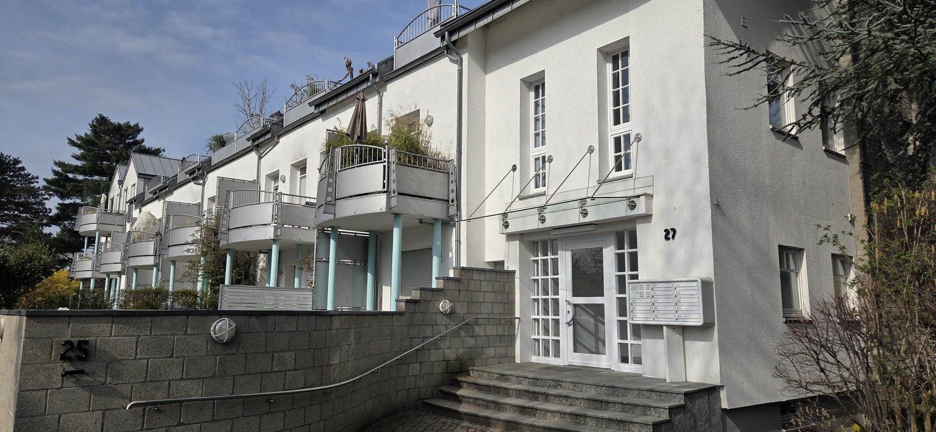 Stilvolle Split-Level-Loftwohnung mit Garten in sanierter Fabrik mit TG Stellplatz – Düsseldorf – Vorschaubild 2