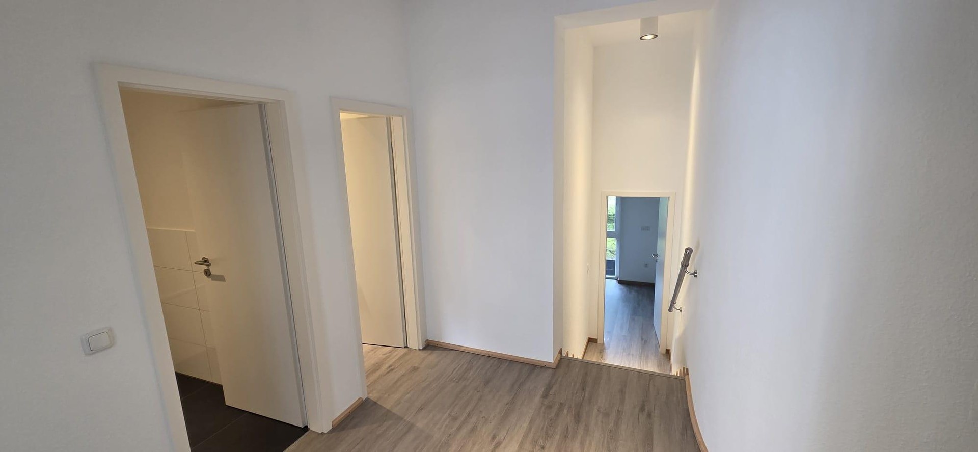 Stilvolle Split-Level-Loftwohnung mit Garten in sanierter Fabrik mit TG Stellplatz – Düsseldorf – Vorschaubild 7
