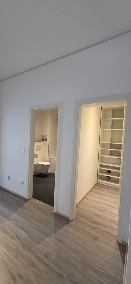 Stilvolle Split-Level-Loftwohnung mit Garten in sanierter Fabrik mit TG Stellplatz – Düsseldorf – Vorschaubild 8