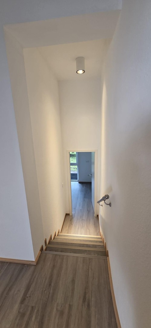 Stilvolle Split-Level-Loftwohnung mit Garten in sanierter Fabrik mit TG Stellplatz – Düsseldorf – Vorschaubild 9