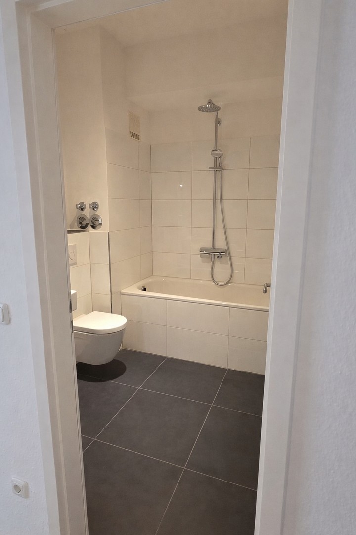 Stilvolle Split-Level-Loftwohnung mit Garten in sanierter Fabrik mit TG Stellplatz – Düsseldorf – Vorschaubild 34