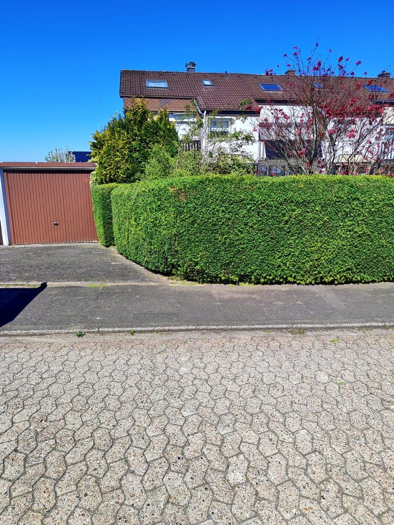 Reihenendhaus mit großem Grundstück, Keller und zwei Garagen – Lemgo – Vorschaubild 7