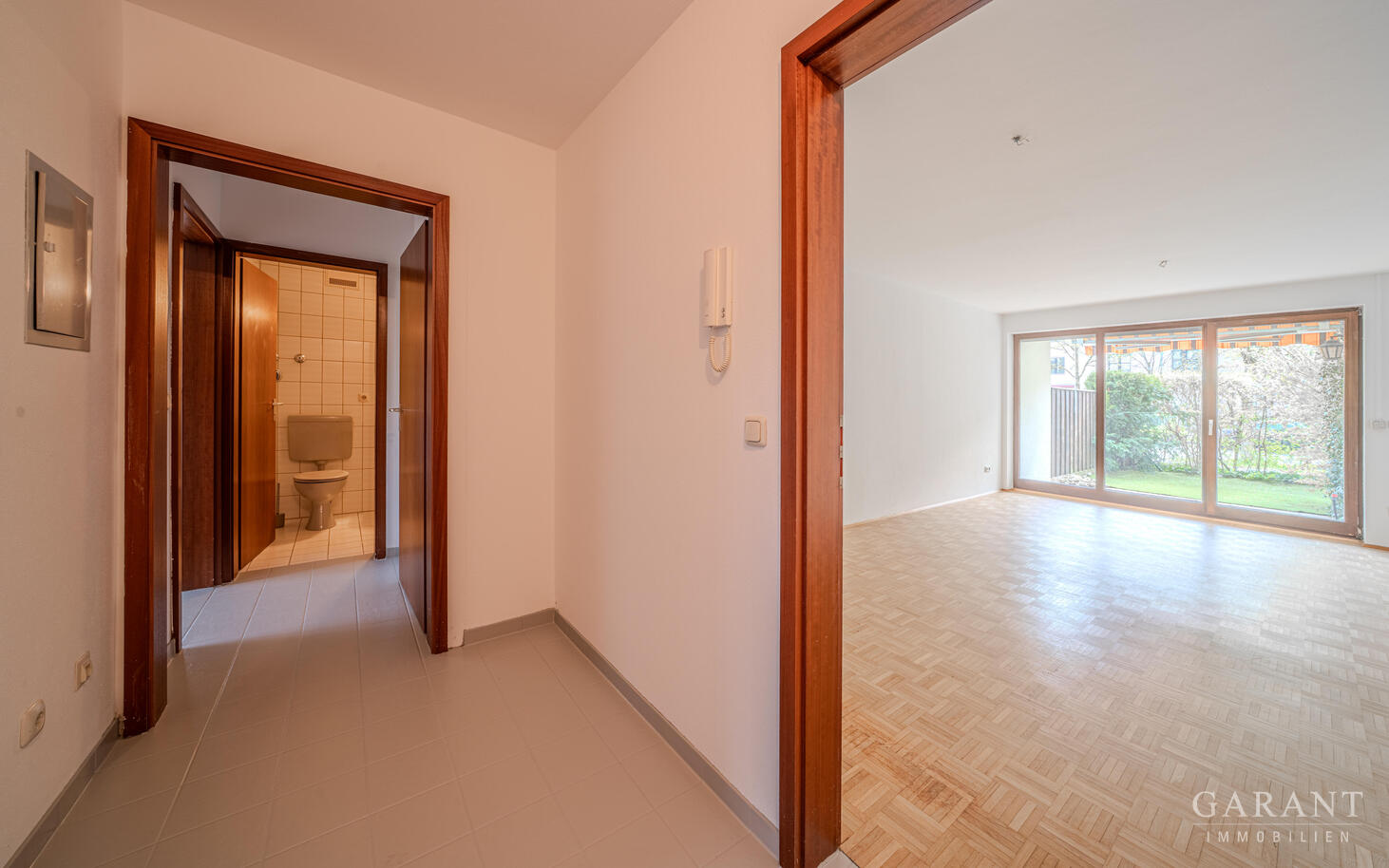 Sofort bezugsfreie Terrassenwohnung mit Stellplatz in ruhiger Wohnlage – München – Vorschaubild 3