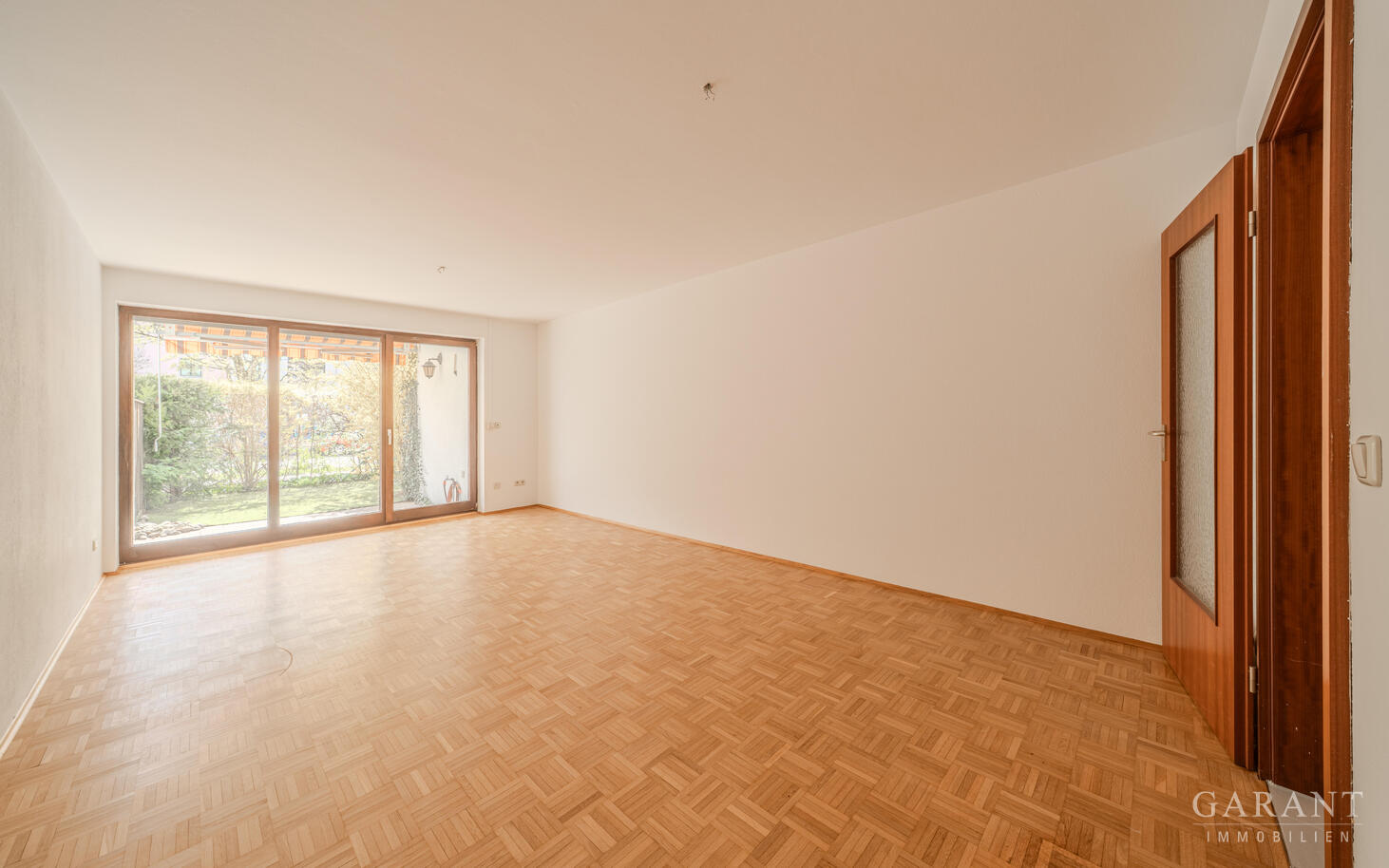 Sofort bezugsfreie Terrassenwohnung mit Stellplatz in ruhiger Wohnlage – München – Vorschaubild 4