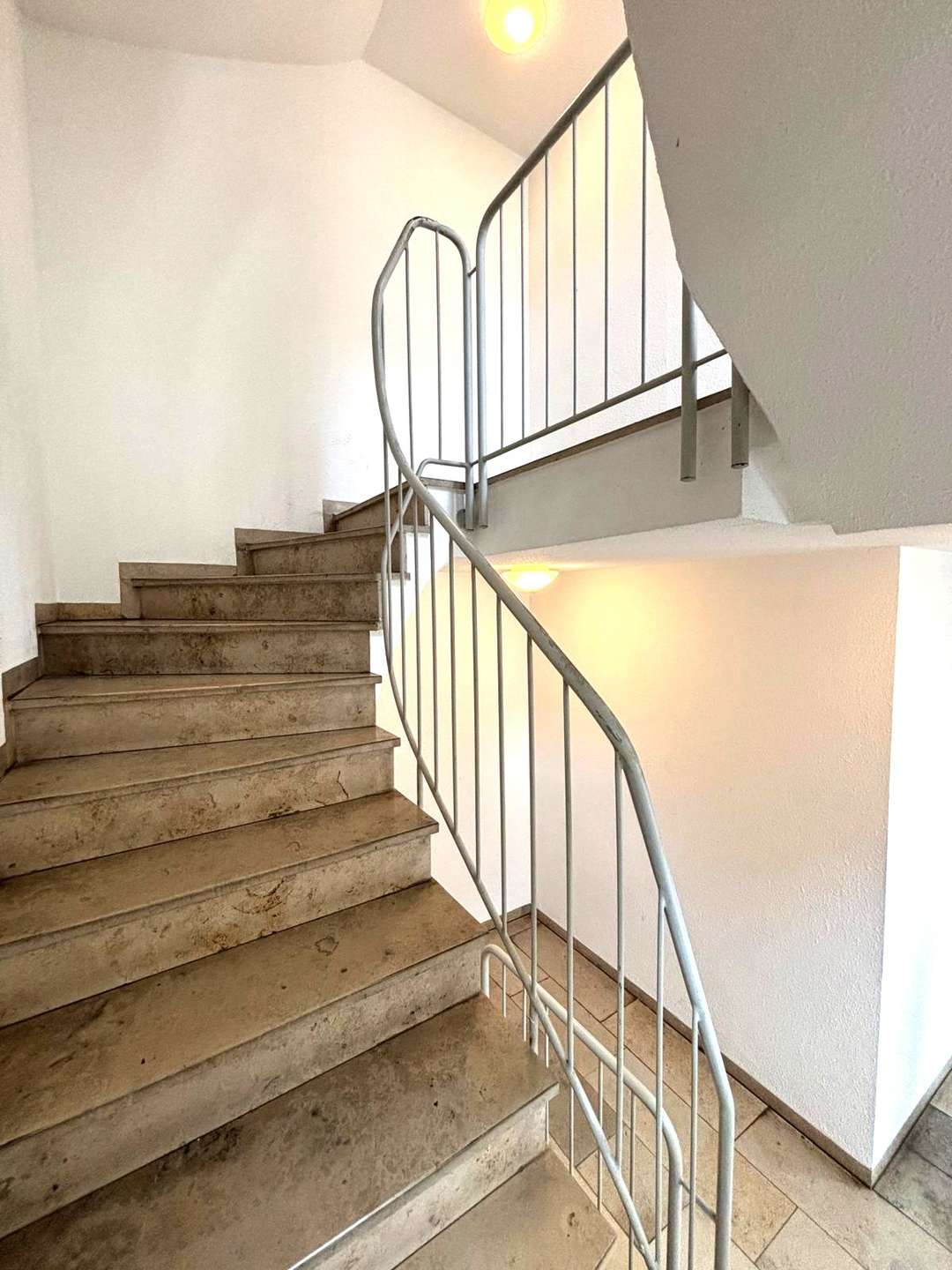ATTRAKTIVER QUADRATMETERPREIS // Vermietete 2-Zimmer-Wohnung inkl. TG-Stellplatz in Gohlis-Süd – Leipzig – Vorschaubild 2