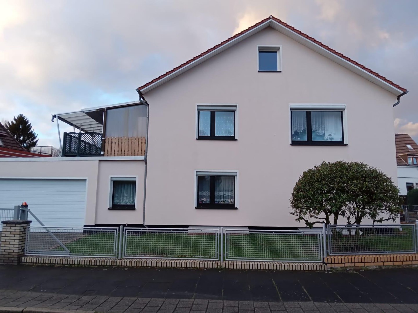 Gepflegtes Zweifamilienhaus mit PV-Anlage, Sauna, Doppelgarage in zentraler Lage Bremen-Blumenthal – Blumenthal – Bild 1 von 37