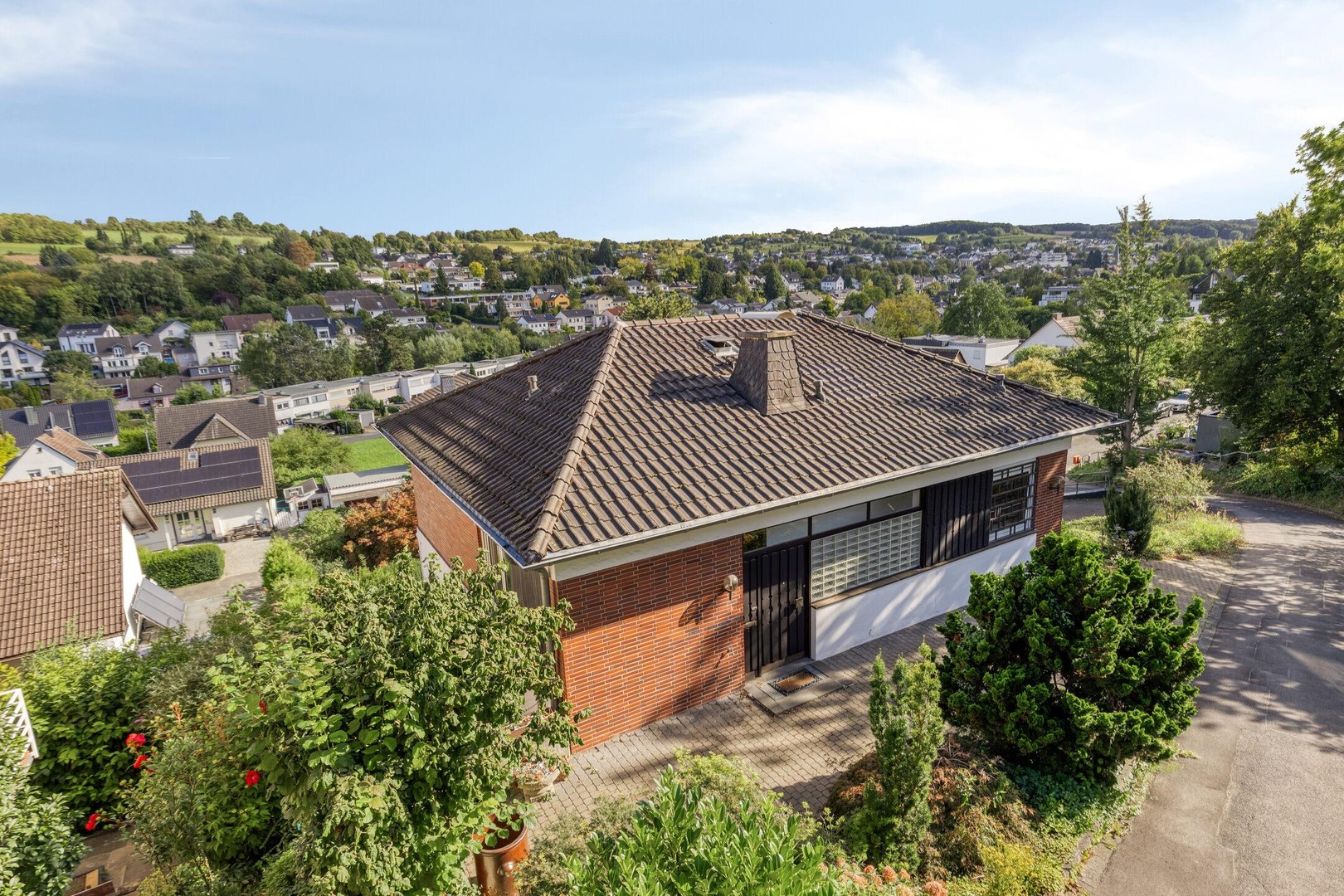 Haus in Höhenlage mit Baugrundstück & Ausbaupotenzial -Wachtberg-Niederbachem – Wachtberg Niederbachem – Bild 1 von 36